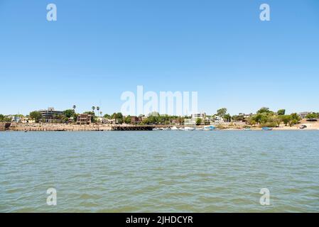 30. Dez 2021, Colon, Entre Rios, Argentinien: Flussufer aus der Sicht eines Bootes auf dem Uruguay-Fluss. Stockfoto