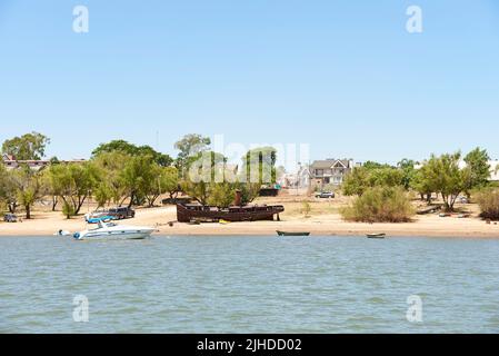 Dec 30, 2021, Colon, Entre Rios, Argentinien: Strand von einem Boot auf dem Uruguay-Fluss aus gesehen. Stockfoto