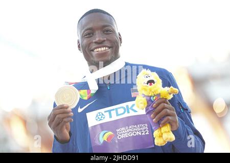 Eugene, USA. 17.. Juli 2022. Leichtathletik; Weltmeisterschaften, 110m Hürden, Grant Holloway aus den Vereinigten Staaten nach dem Gewinn der letzten Hitze in den 110-Meter-Hürden der Männer. Quelle: Michael Kappeler/dpa/Alamy Live News Stockfoto