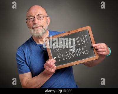 Vorsorgeschild. Ein älterer Mann, Berater, Lehrer oder Mentor teilt Text in weißer Kreide, handgeschrieben auf einer Tafel. Stockfoto