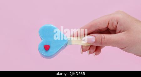 Eiscreme-Sortiment auf rosa Hintergrund. Frühling natürlicher Hintergrund. Draufsicht, flach liegend, Kopierbereich Stockfoto