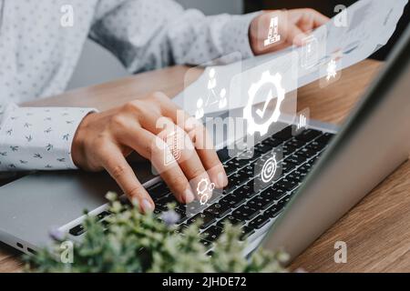 Qualitätsmanagement mit QA (Qualitätssicherung), QC (Kontrolle) und Verbesserung, Geschäftsfrau Hand arbeiten mit VR-Bildschirm Qualitätsmanagement-Symbol auf Laptop comp Stockfoto