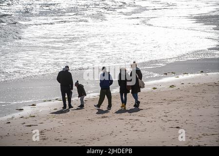 18. Juli 2022: Eine Gruppe von Menschen, die an einem Strand entlang gehen, Adelaide, Australien Stockfoto