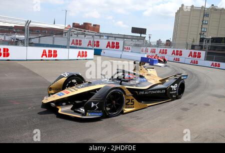 New York City, Usa. 17.. Juli 2022. Jean Eric Vergne von DS Automobiles fährt am 17. Juli 2022 2022 während des New York City ePrix-Rundgangs 12 in New York City, NY, USA. Foto von Charles Guerin/ABACAPRESS.COM Quelle: Abaca Press/Alamy Live News Stockfoto