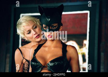 SHARON STONE, HALLE BERRY, CATWOMAN, 2004 Stockfoto