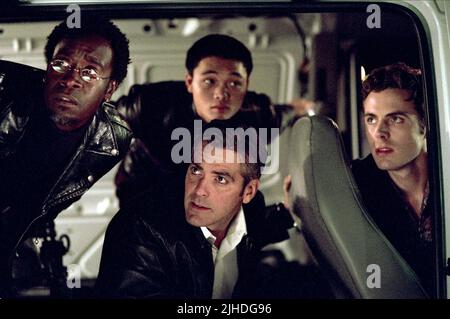 DON CHEADLE, GEORGE CLOONEY, SHABO QIN, Casey Affleck, OCEAN'S ELEVEN, 2001 Stockfoto