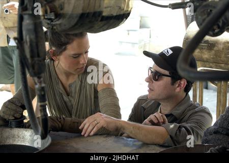 DAISY RIDLEY, J.J. ABRAMS, Star Wars: Episode VII - Die weckt, 2015 KRAFT Stockfoto