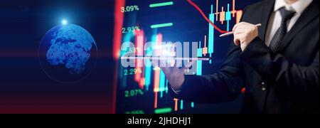 Geschäftsmann hält Aktien Tablette, virtuelle technische Investment-Diagramm-Diagramm für die Analyse Aktienmarkt, Banking Finanz-und Planungs-Konzept. Stockfoto