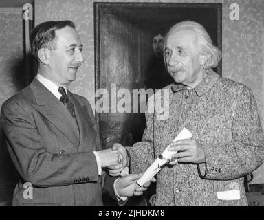 Albert Einstein (1879-1955) erhielt im März 1949 von Israel S. Wechsler einen Ehrendoktor für Philosophie der Hebrew University of Jerusalem am Einstein's Princeton Home. (USA) Stockfoto