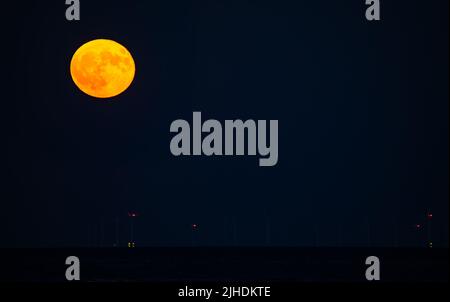 Orange Vollmond am Nachthimmel. Stockfoto