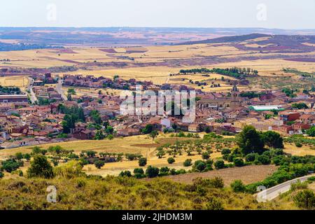 Panoramablick auf das alte Dorf Torrelaguna in Madrid mit Feldern von Pflanzen rund um die Gebäude. Stockfoto