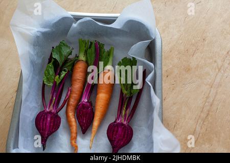 Junge Rüben und Karotten im Backblech Stockfoto