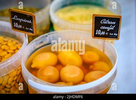 Zitronenconfit, traditionelles Konserven zum Verkauf auf einem lokalen Bauernmarkt Cours Saleya in der Altstadt, Vieille Ville in Nizza, Französische Riviera, Frankreich Stockfoto