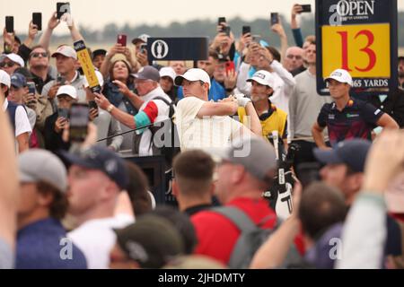 St Andrews, Fife, Schottland, Großbritannien. 17.. Juli 2022. Der nordirische Rory McIlroy trifft am 17. Juli 2022 beim vierten Lauf der British Open Championship 150. in St Andrews Links in St Andrews, Fife, Schottland, seinen Abschlag auf das 13.-Loch. Kredit: Koji Aoki/AFLO SPORT/Alamy Live Nachrichten Gutschrift: Aflo Co. Ltd./Alamy Live Nachrichten Stockfoto