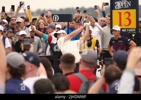St Andrews, Fife, Schottland, Großbritannien. 17.. Juli 2022. Der nordirische Rory McIlroy trifft am 17. Juli 2022 beim vierten Lauf der British Open Championship 150. in St Andrews Links in St Andrews, Fife, Schottland, seinen Abschlag auf das 13.-Loch. Kredit: Koji Aoki/AFLO SPORT/Alamy Live Nachrichten Gutschrift: Aflo Co. Ltd./Alamy Live Nachrichten Stockfoto