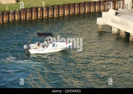 Ein kleines Fischerboot in der Mittelkonsole mit zwei Fischern fährt in die florida Stockfoto