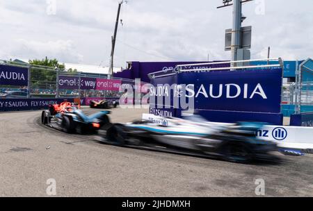New York, NY - 17. Juli 2022: Automobilrennen während der Formel-E-Rennsaison 8 Tag 2 am Kreuzfahrtterminal in Red Hook, Brooklyn. Stockfoto