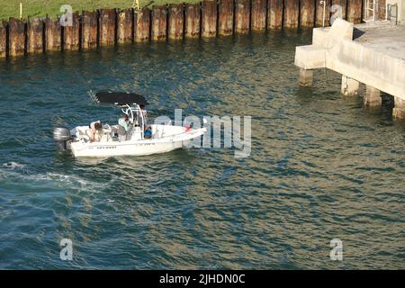 Ein kleines Fischerboot in der Mittelkonsole mit zwei Fischern fährt in die florida Stockfoto