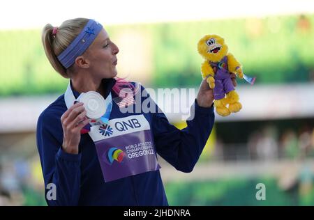 Eugene, USA. 17.. Juli 2022. Die Silbermedaillengewinnerin Sandi Morris aus den Vereinigten Staaten posiert für Fotos während der Preisverleihung des Stabhochsprungsraums der Frauen bei den Leichtathletik-Weltmeisterschaften Oregon22 in Eugene, Oregon, USA, 17. Juli 2022. Quelle: Wang Ying/Xinhua/Alamy Live News Stockfoto