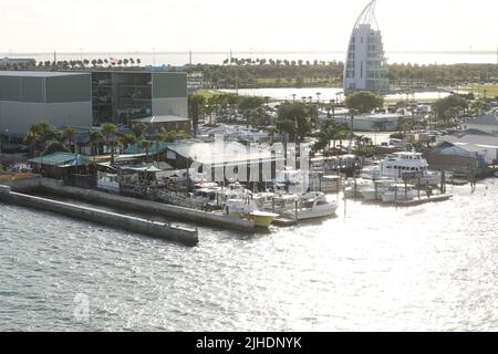 Port Canaveral FL/USA: – Blick auf den Exploration Tower und Fishlips Bar and Grill am Wasser in Port Canaveral an einem bewölkten späten Nachmittag. Offenes Wasser Stockfoto