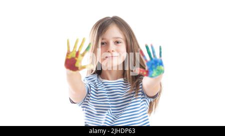 Das kleine Schulmädchen zeigt mit Aquarellen bemalte Hände - isoliert auf Weiß. Stockfoto