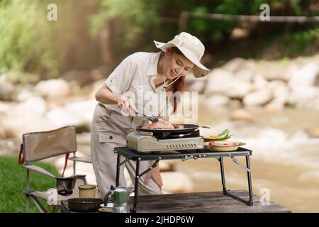 Asiatische Frau Reise und Camping in Thailand. Reisen Sie Outdoor-Aktivitäten. Stockfoto