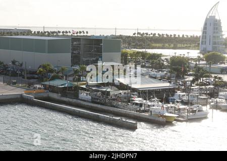 Port Canaveral FL/USA: – Blick auf den Exploration Tower und Fishlips Bar and Grill am Wasser in Port Canaveral an einem bewölkten späten Nachmittag. Offenes Wasser Stockfoto