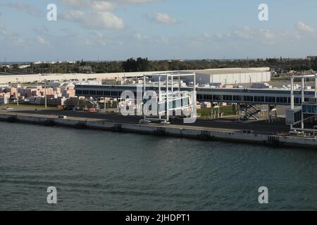 Port Canaveral FL/USA: – Blick auf den Exploration Tower und Fishlips Bar and Grill am Wasser in Port Canaveral an einem bewölkten späten Nachmittag. Offenes Wasser Stockfoto