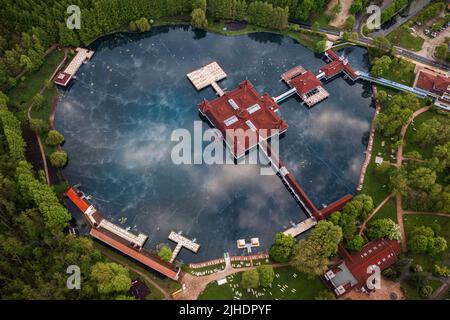Heviz, Ungarn - Luftaufnahme des Heviz-Sees, des zweitgrößten Thermalsees der Welt und des Ferienkurortes in Zala County an einem Sommermorgen Stockfoto
