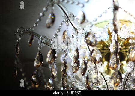 Original luxuriöse dekorative Beleuchtung im Restaurant. In einem Restaurant hängen runde Lampen von der Decke. Lampen an der Decke. Stockfoto