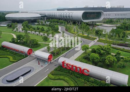 NANJING, CHINA - 18. JULI 2022 - ein Luftfoto vom 18. Juli 2022 zeigt die TSMC-Fabrik in Nanjing, der ostchinesischen Provinz Jiangsu. Aktuelle Daten Stockfoto