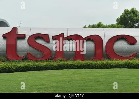 NANJING, CHINA - 18. JULI 2022 - das LOGO am Tor des TSMC-Werks in Nanjing, der ostchinesischen Provinz Jiangsu, 18. Juli 2022. Die jüngsten Daten zeigten, dass T Stockfoto