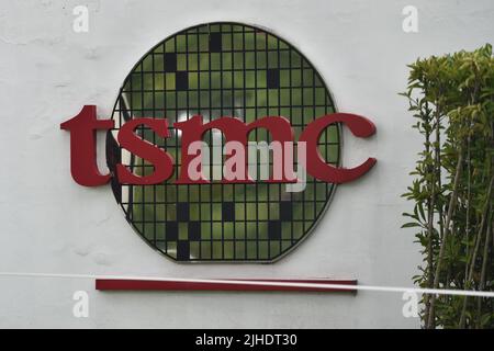 NANJING, CHINA - 18. JULI 2022 - das LOGO am Tor des TSMC-Werks in Nanjing, der ostchinesischen Provinz Jiangsu, 18. Juli 2022. Die jüngsten Daten zeigten, dass T Stockfoto