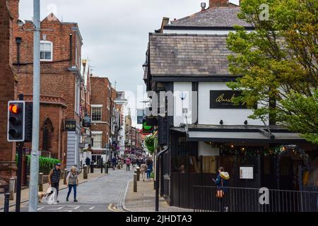 Chester, Großbritannien: 3. Jul 2022: Gesamtansicht des Abschnitts der Watergate Street, der innerhalb der Ringstraße von Chester liegt Stockfoto