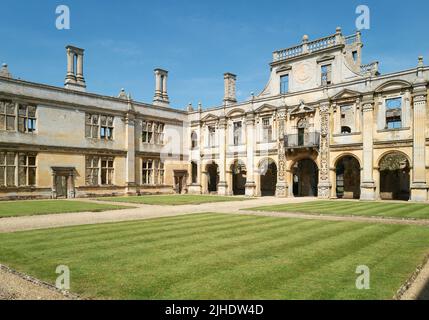 Gut gepflegter Garten im Innenhof eines verfallenen und ruinierten englischen elisabethanischen Herrenhauses, England. Stockfoto