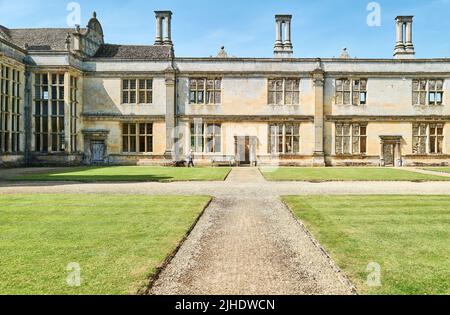 Gut gepflegter Garten im Innenhof eines verfallenen und ruinierten englischen elisabethanischen Herrenhauses, England. Stockfoto