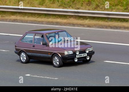 1988, 80s, achtziger Jahre Brown Ford Fiesta Festival (Sonderausgabe) 1117cc Benziner 4-Gang-Schaltgetriebe; Fahren auf der M6 Motorway, Manchester, Großbritannien Stockfoto