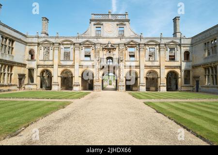 Gut gepflegter Garten im Innenhof eines verfallenen und ruinierten englischen elisabethanischen Herrenhauses, England. Stockfoto