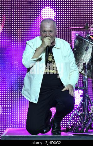 Rom, Italien. 17.. Juli 2022. Simple Minds während der 40 Years of Hits Tour, 17.. Juli 2022, im Auditorium Parco della Musica, Rom, Italien. Kredit: Unabhängige Fotoagentur/Alamy Live Nachrichten Stockfoto