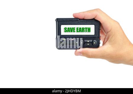 Hand mit Pager weißem Hintergrund, Inschrift speichern Erde Stockfoto