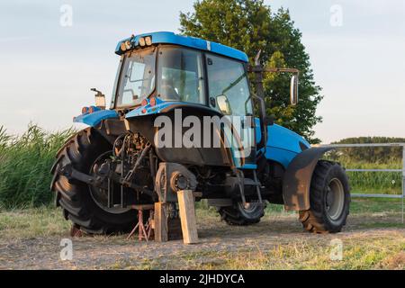 Radwechsel an einem Traktor Stockfoto