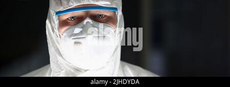Labormitarbeiter in Schutzmaske und weißem Overall, intelligenter Wissenschaftler Stockfoto