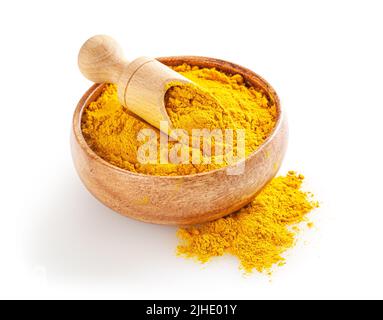Trockenes Kurkuma-Pulver in Holzschüssel mit isolierter Schaufel auf weißem Hintergrund Stockfoto