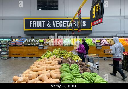 Wellington, Neuseeland. 18.. Juli 2022. Menschen kaufen in einem Supermarkt in Wellington, Neuseeland, 18. Juli 2022. Der neuseeländische Verbraucherpreisindex stieg im Juni 2022 gegenüber dem Vorjahr um 7,3 Prozent, ein 32-Jahres-hoch aufgrund höherer Preise für Bau und Benzin, sagte die Statistikabteilung des Landes Stats NZ am Montag. Kredit: Guo Lei/Xinhua/Alamy Live Nachrichten Stockfoto