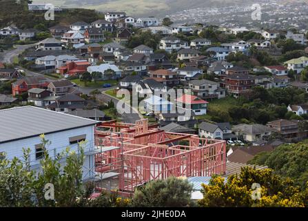 Wellington. 18.. Juli 2022. Das Foto vom 18. Juli 2022 zeigt ein Haus im Bau in Wellington, Neuseeland. Der neuseeländische Verbraucherpreisindex stieg im Juni 2022 gegenüber dem Vorjahr um 7,3 Prozent, ein 32-Jahres-hoch aufgrund höherer Preise für Bau und Benzin, sagte die Statistikabteilung des Landes Stats NZ am Montag. Kredit: Guo Lei/Xinhua/Alamy Live Nachrichten Stockfoto