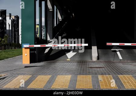 Eingangstor zum städtischen Parkplatz. Einfahrtsbarriere zum Parkplatz. Ausfahrt für den Parkplatz. Stockfoto
