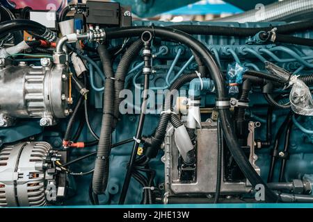 Harvester oder Traktor-Motor, neue moderne Technologie kombinieren Fahrzeugmotor mit Metall, Kunststoffteile, Antriebsriemen, schwere landwirtschaftliche Geräte. Stockfoto