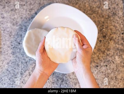 Frau Hände machen Aepas in der Küche. Lateinisches Essen. Stockfoto