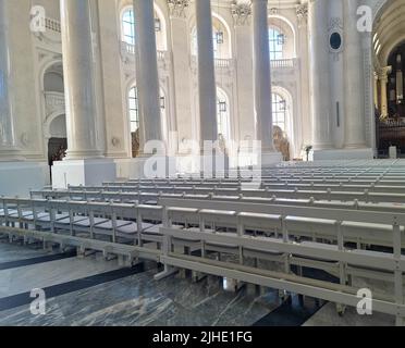 Die berühmten weißen Sitzmöbel und Marmorsäulen der Kathedrale St. Blasien im Schwarzwald Stockfoto