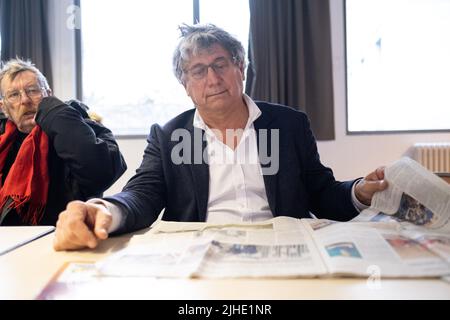 Besuch des Abgeordneten von La France Insoumise Eric Coquerel in Rennes im Distrikt Maurepas im Rahmen des Präsidentschaftswahlkampfs von Jean-Luc Melenchon. Frankreich. Stockfoto